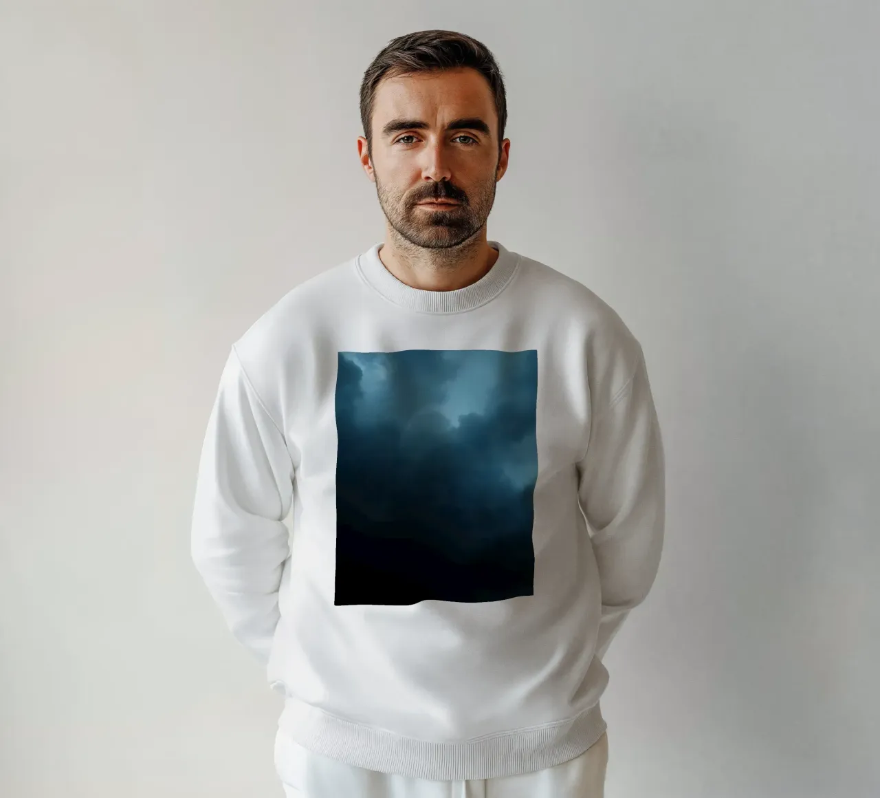 Nuvole scure e tempestose si addensano in un cielo crepuscolare felpa da DesignDoodle