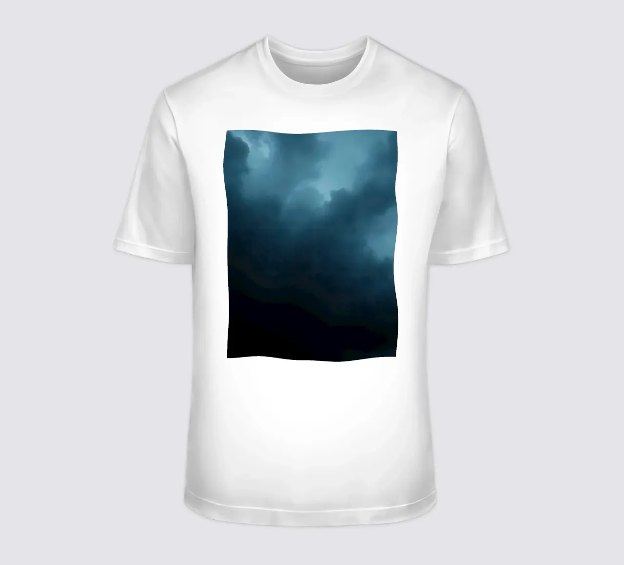 Nuvole scure e tempestose si addensano in un cielo crepuscolare t-shirt da DesignDoodle