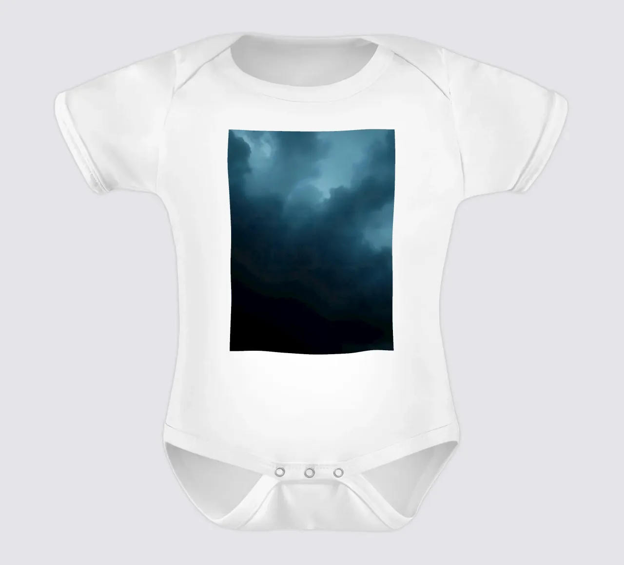 Nuvole scure e tempestose si addensano in un cielo crepuscolare body neonato maniche corte da DesignDoodle