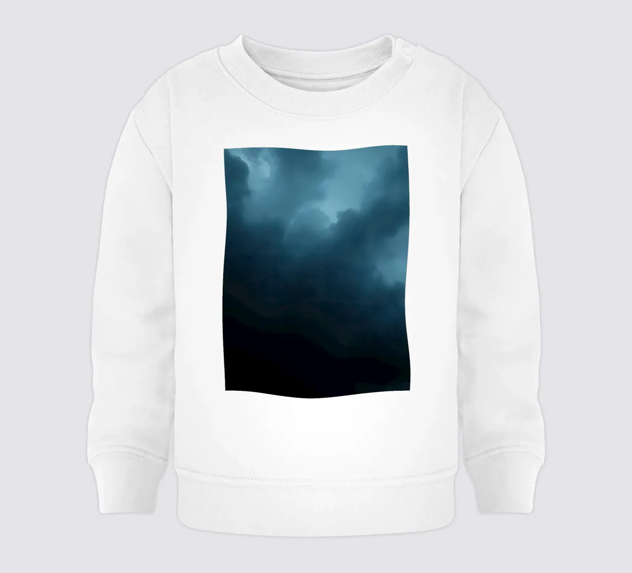 Nuvole scure e tempestose si addensano in un cielo crepuscolare felpa neonato da DesignDoodle