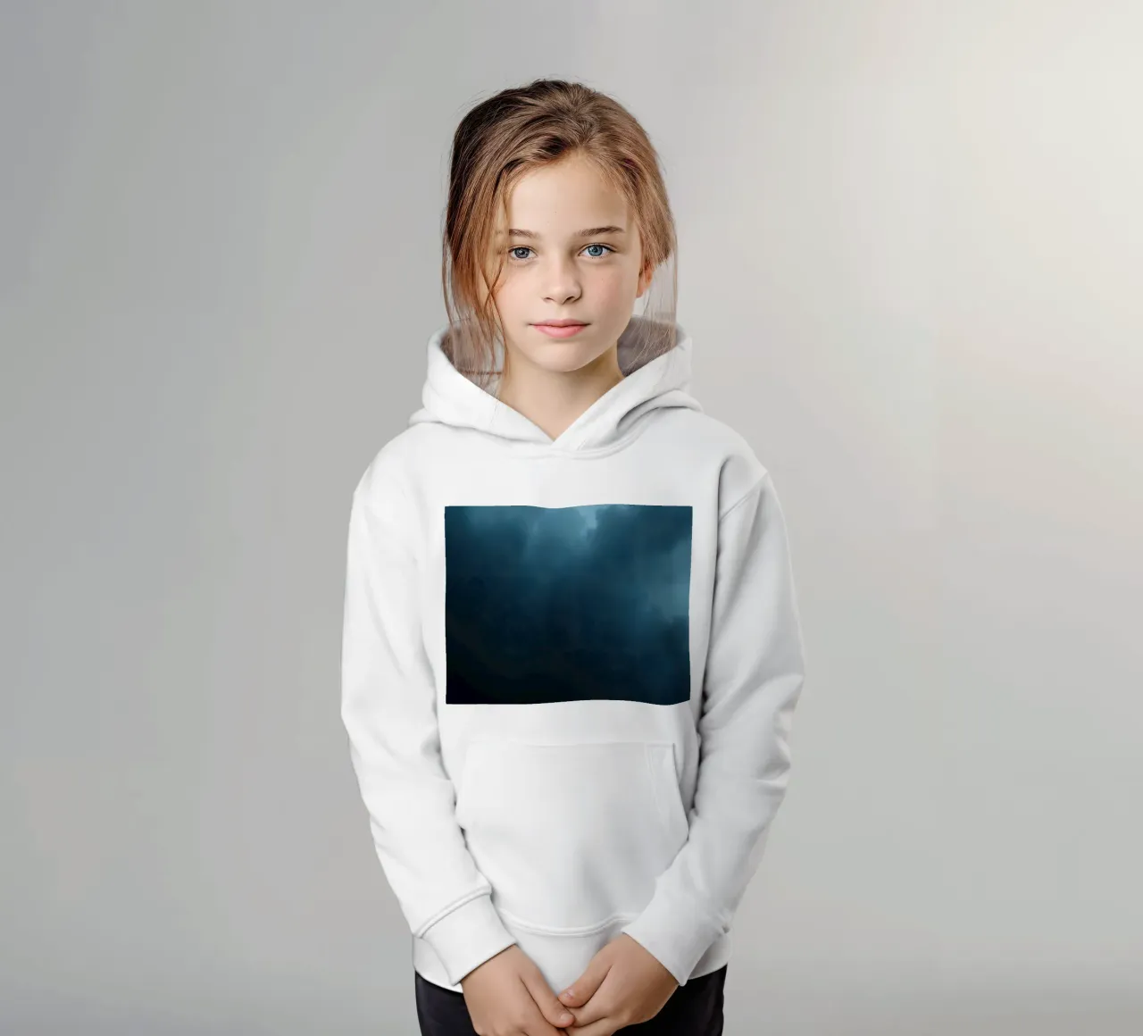 Nuvole scure e tempestose si addensano in un cielo crepuscolare felpa bambino con cappuccio da DesignDoodle