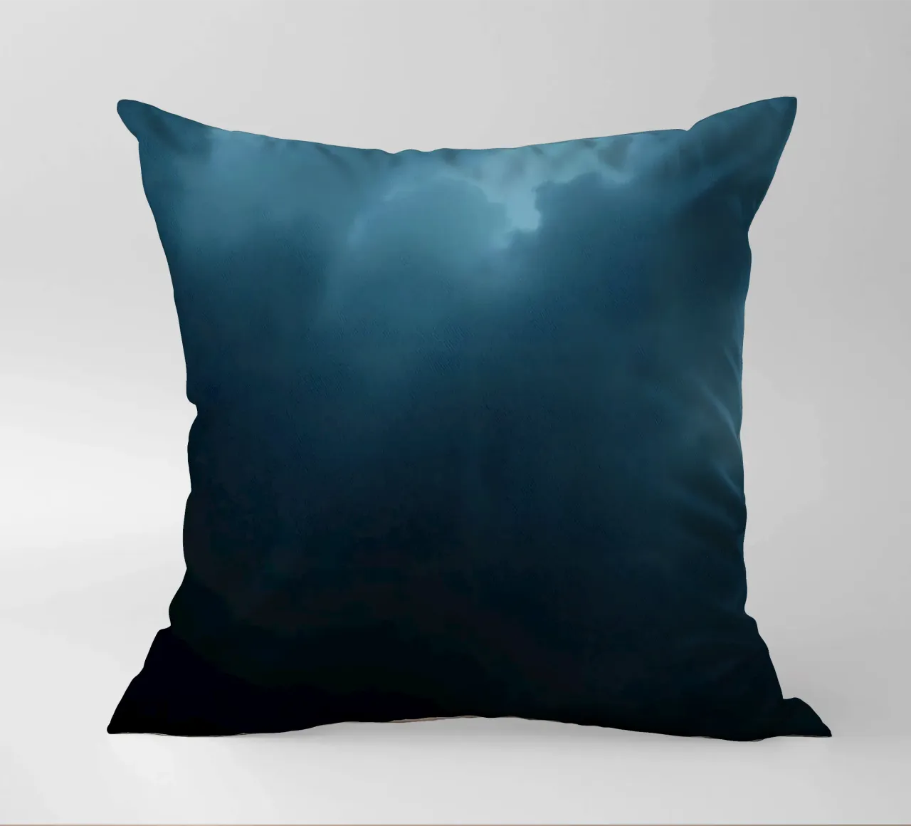 Nuvole scure e tempestose si addensano in un cielo crepuscolare cuscino da DesignDoodle