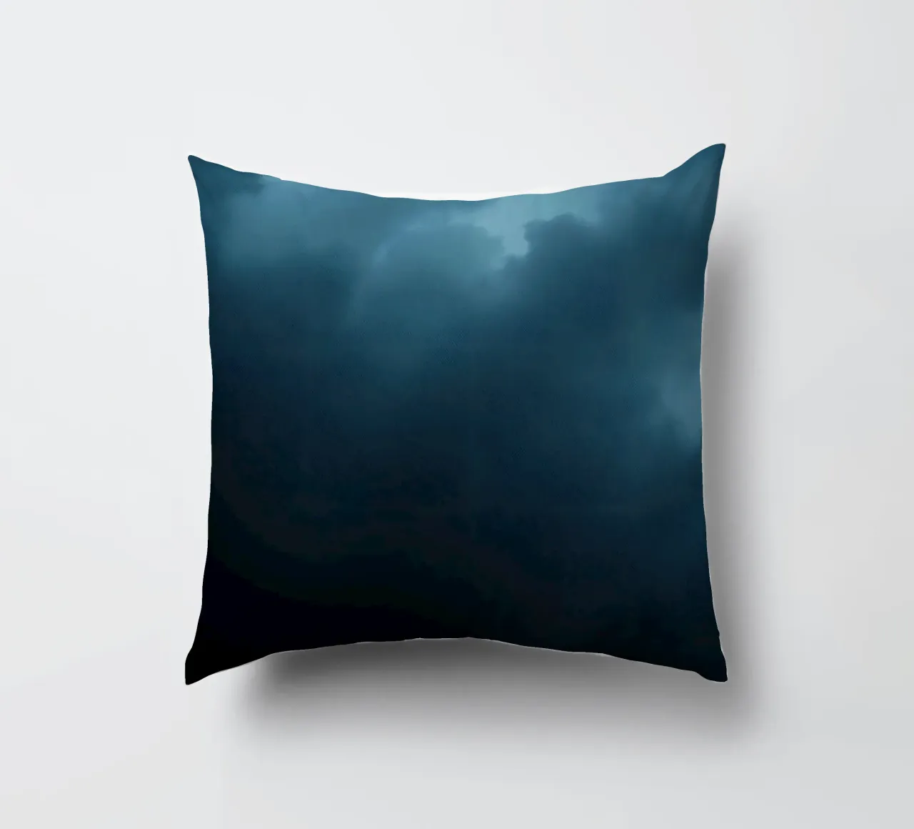 Nuvole scure e tempestose si addensano in un cielo crepuscolare cuscino da DesignDoodle