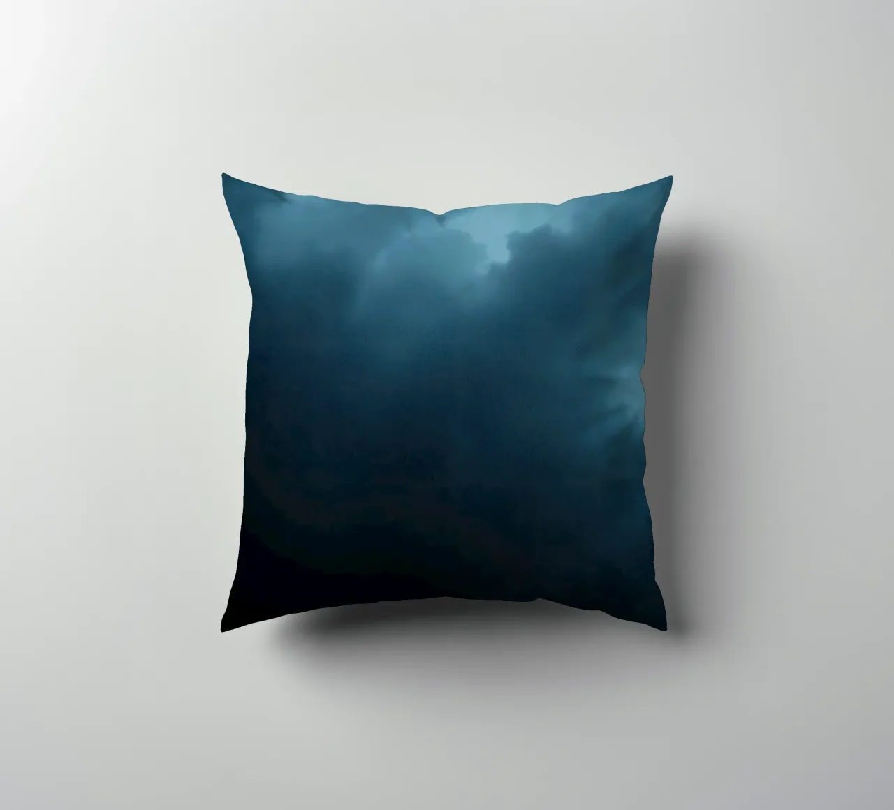 Nuvole scure e tempestose si addensano in un cielo crepuscolare cuscino da DesignDoodle