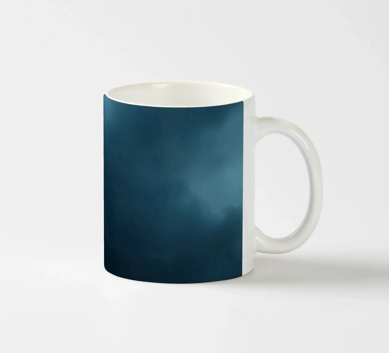 Nuvole scure e tempestose si addensano in un cielo crepuscolare tazza in ceramica da DesignDoodle