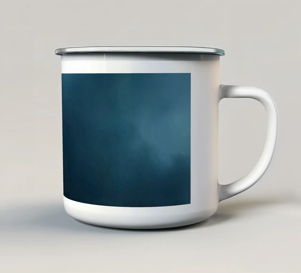 Nuvole scure e tempestose si addensano in un cielo crepuscolare tazza in smalto da DesignDoodle