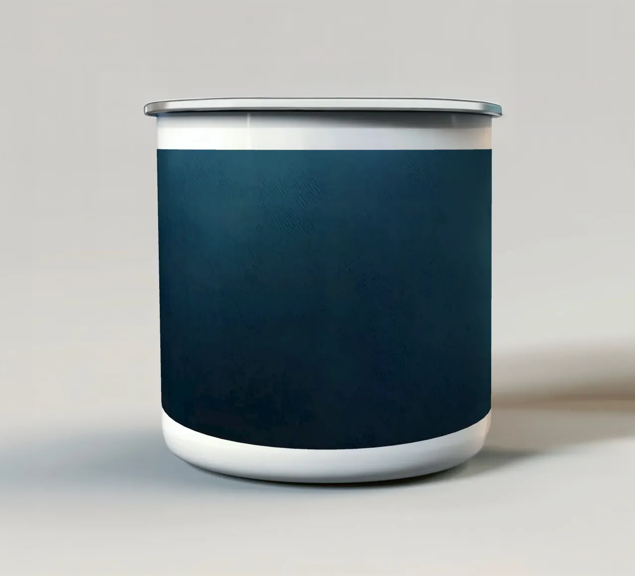 Nuvole scure e tempestose si addensano in un cielo crepuscolare tazza in smalto da DesignDoodle
