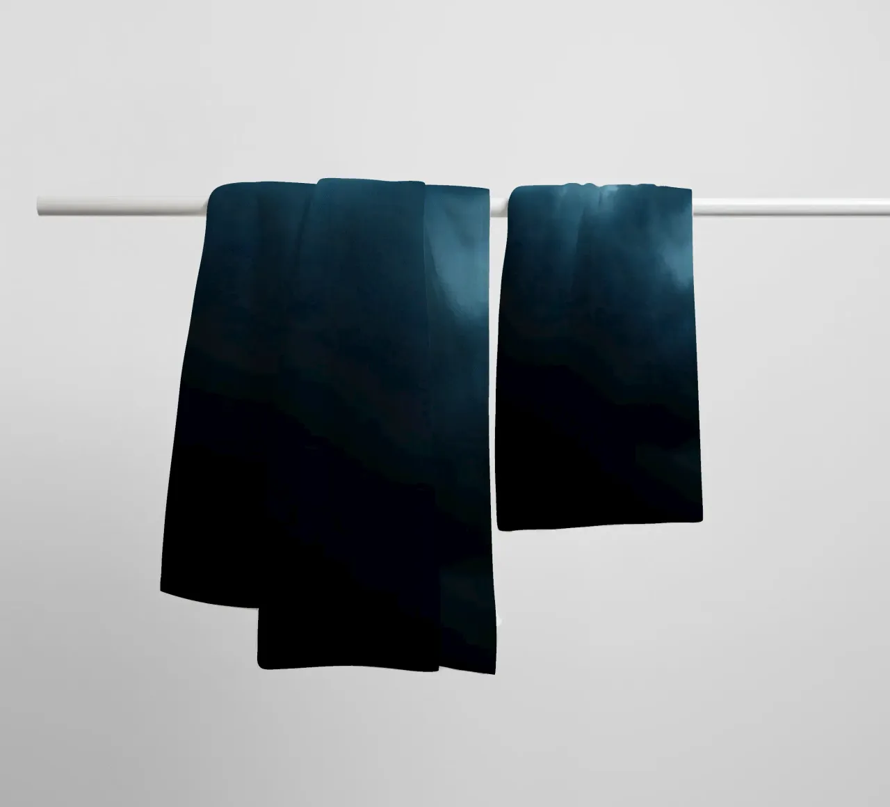 Nuvole scure e tempestose si addensano in un cielo crepuscolare asciugamano da bagno da DesignDoodle