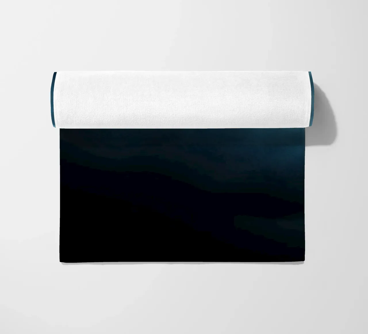 Nuvole scure e tempestose si addensano in un cielo crepuscolare telo mare da DesignDoodle