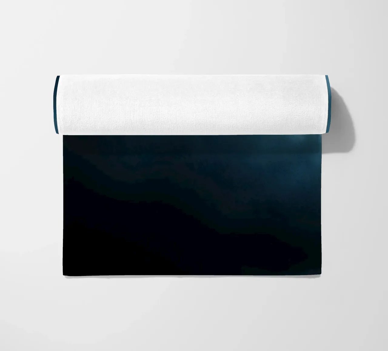 Nuvole scure e tempestose si addensano in un cielo crepuscolare telo mare da DesignDoodle