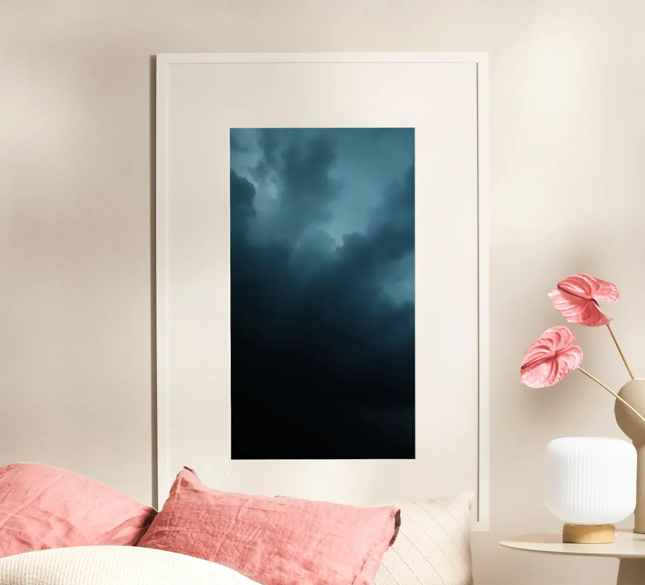 Nuvole scure e tempestose si addensano in un cielo crepuscolare poster da DesignDoodle