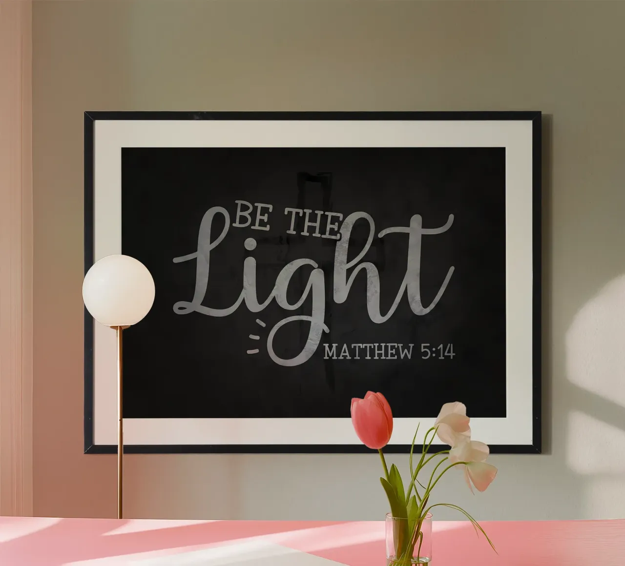 Sii la luce poster con telaio in alluminio da Delaplane