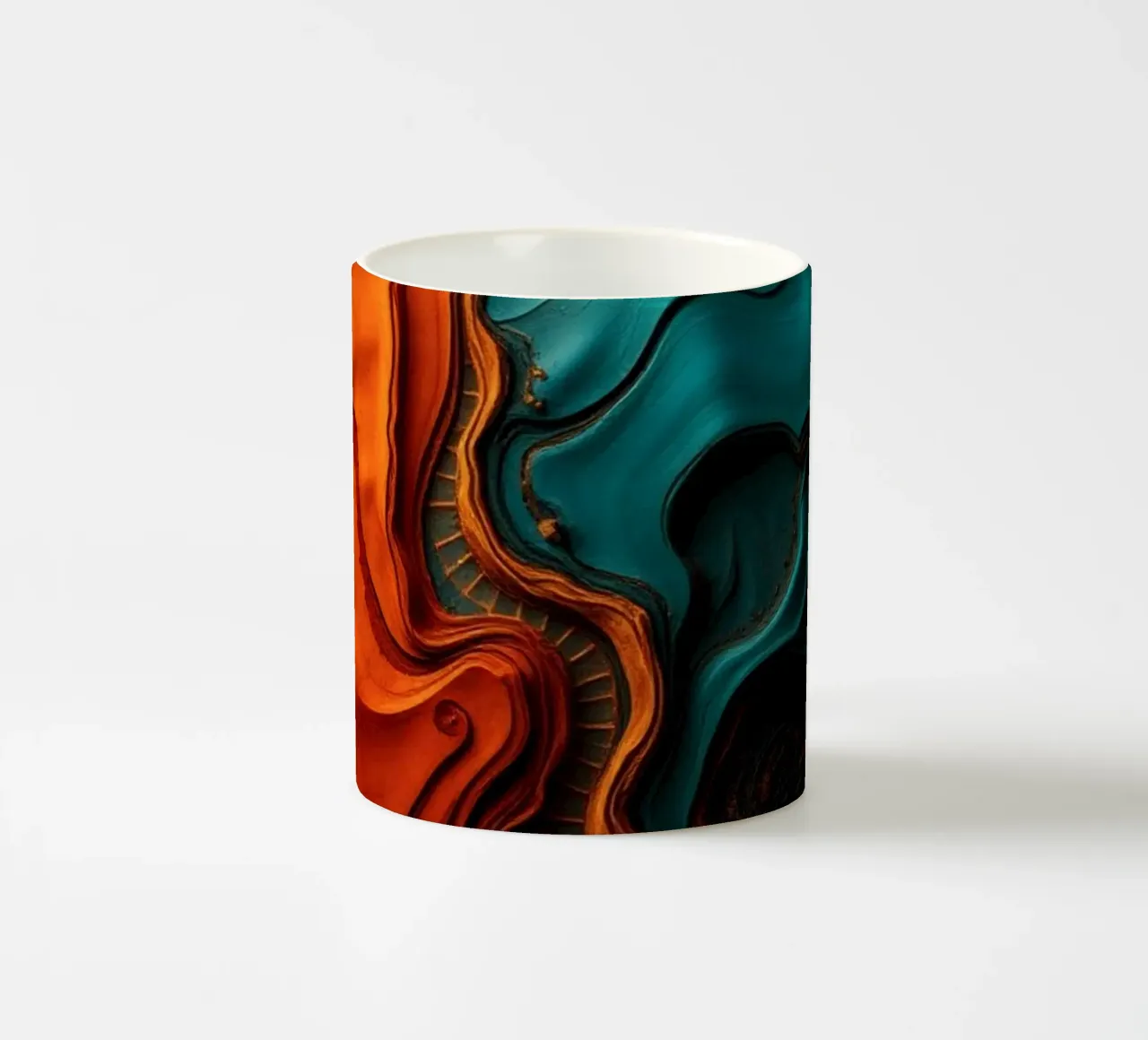 Dynamisch abstract ontwerp met levendig oranje en turkoois keramische mok van DesignDoodle