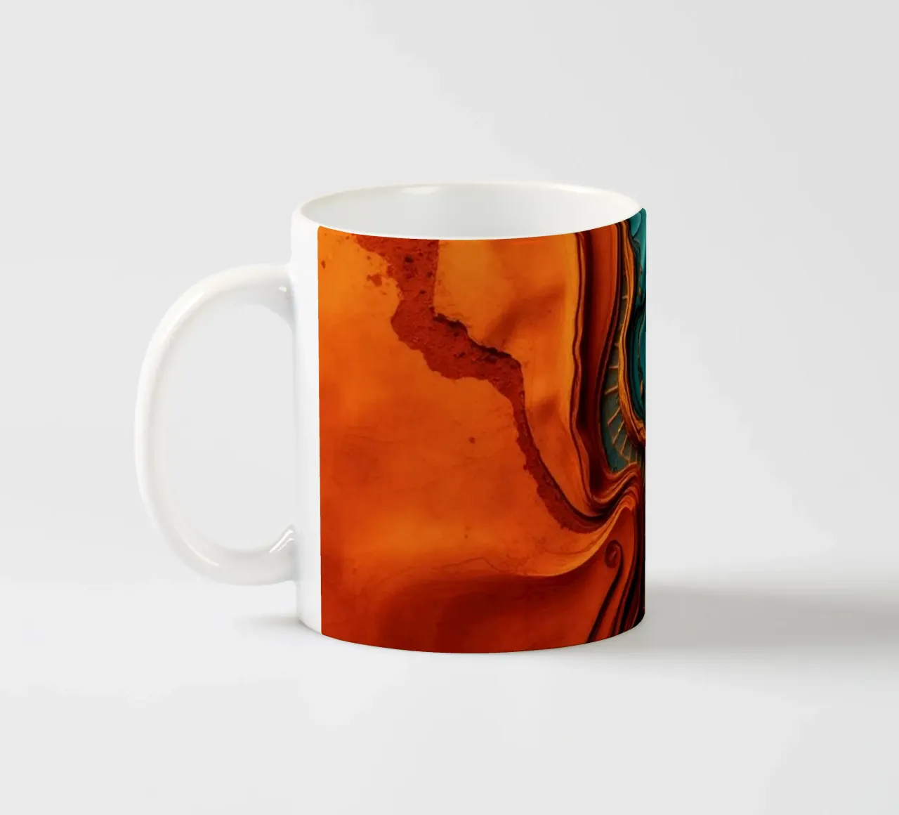 Dynamisch abstract ontwerp met levendig oranje en turkoois keramische mok van DesignDoodle