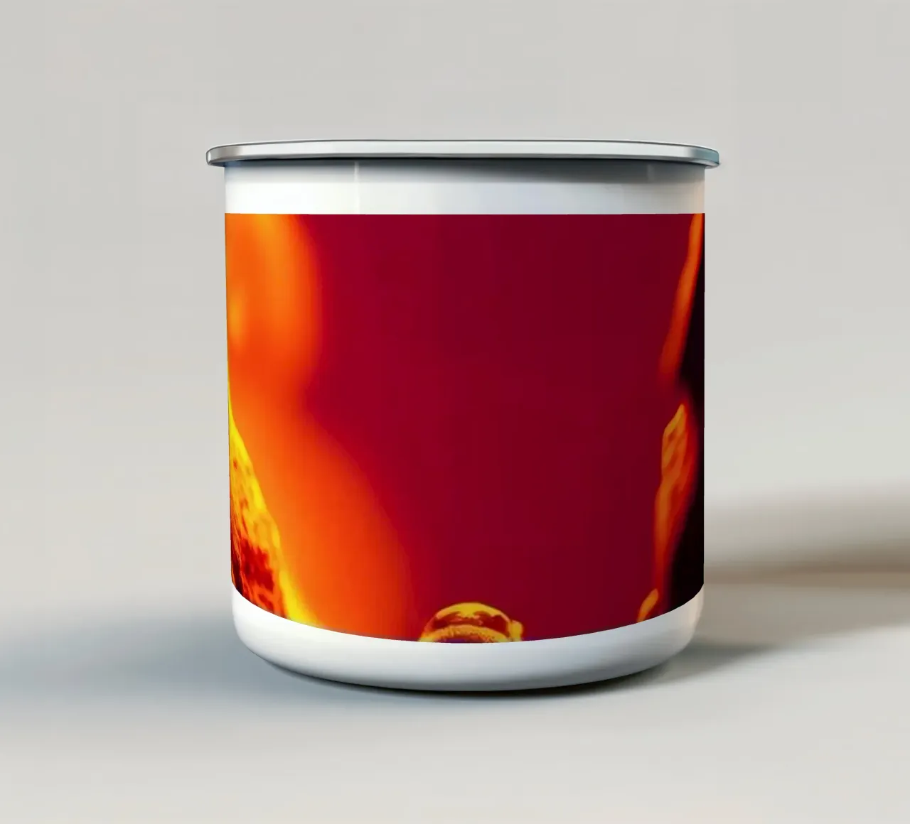 Vibranti tonalità astratte di rosso incandescente e texture intricate tazza in smalto da DesignDoodle