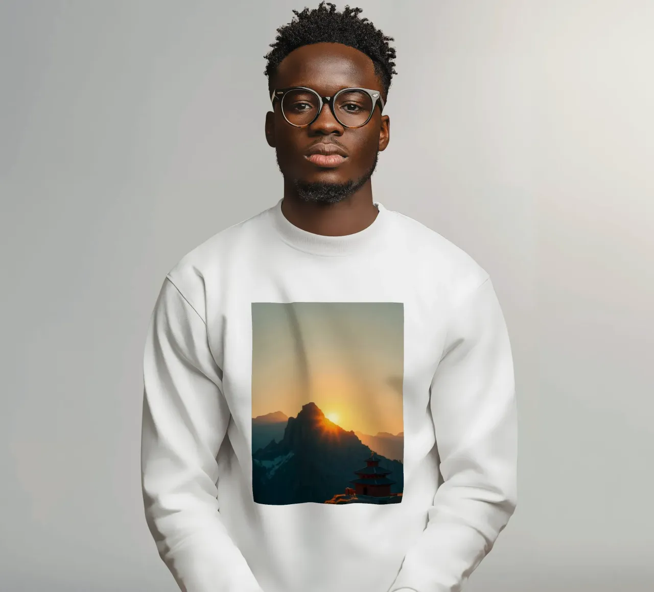 Blick auf den Sonnenuntergang über den Bergen mit traditioneller Struktur Sweatshirt von DesignDoodle