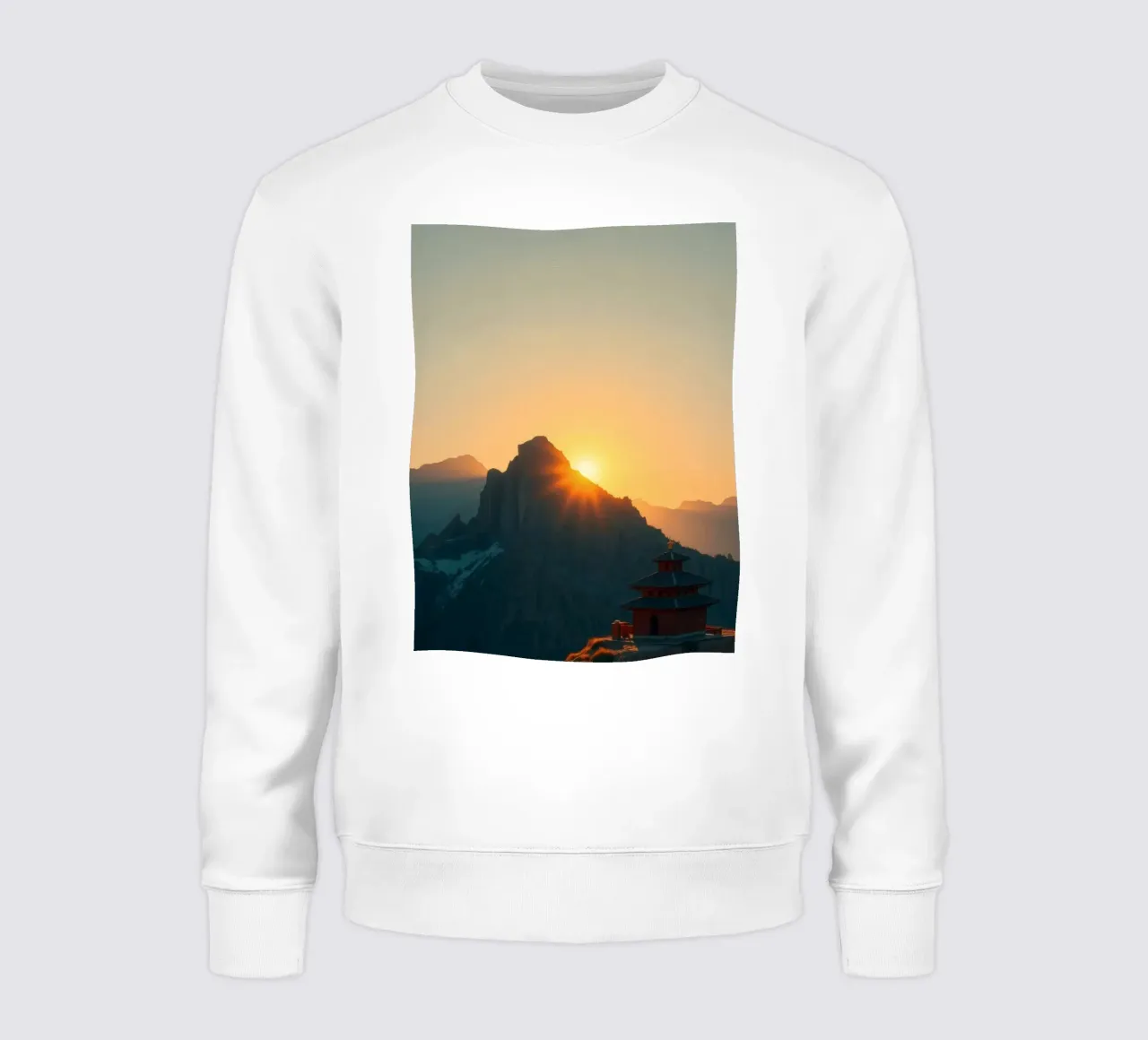 Blick auf den Sonnenuntergang über den Bergen mit traditioneller Struktur Sweatshirt von DesignDoodle