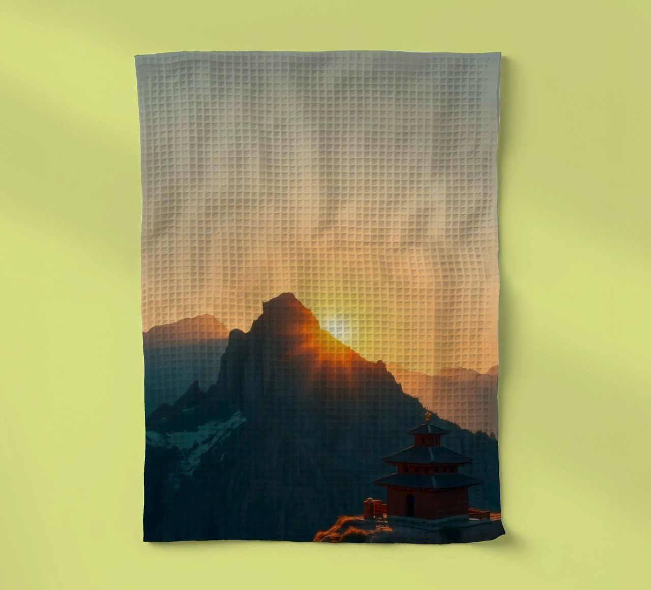 Vue sur les montagnes au coucher du soleil avec une structure traditionnelle torchon de DesignDoodle