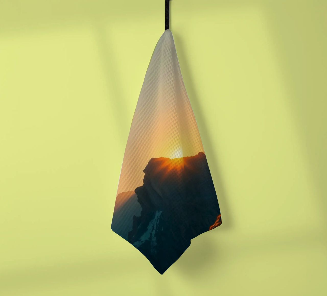 Vue sur les montagnes au coucher du soleil avec une structure traditionnelle torchon de DesignDoodle