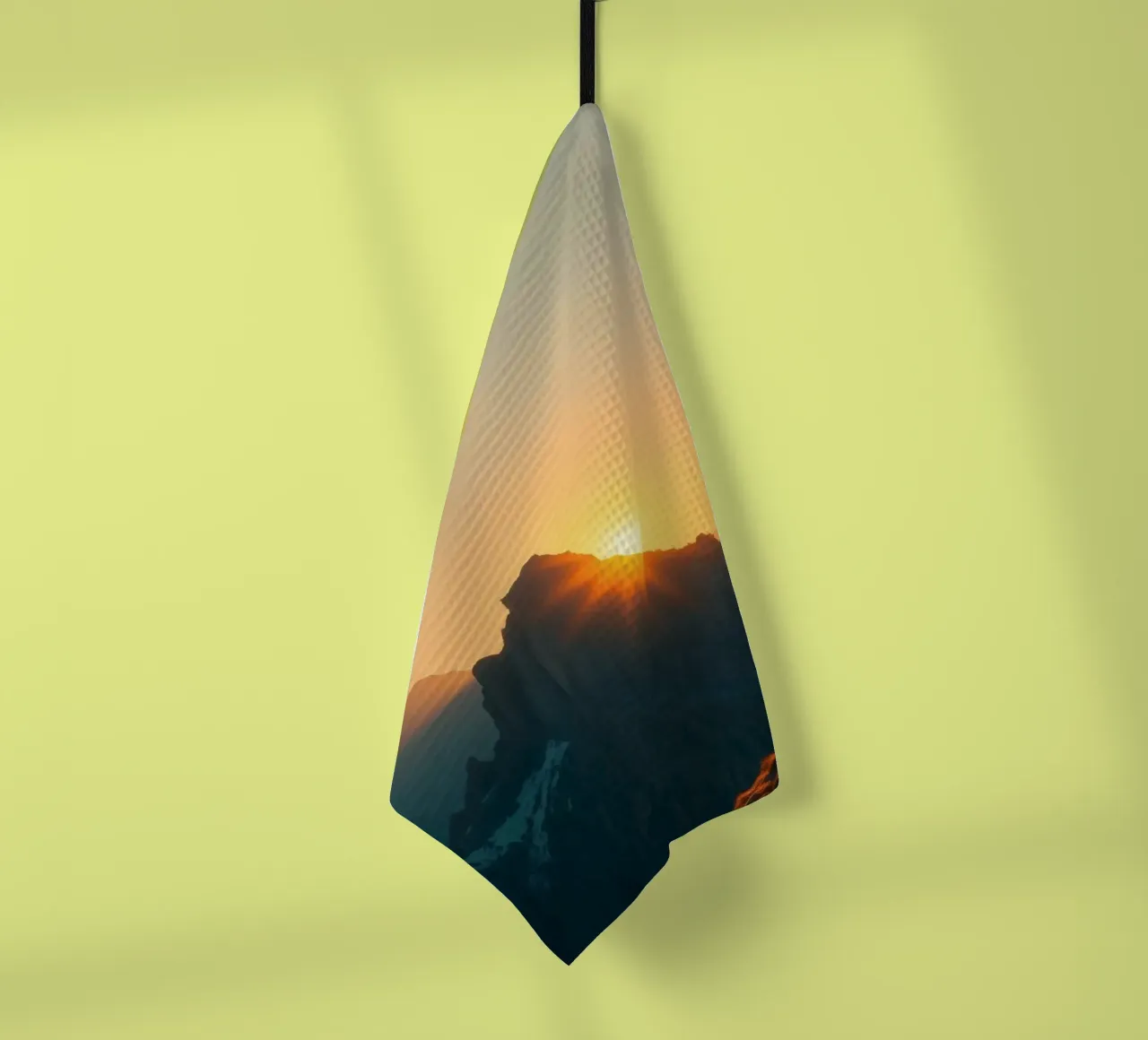 Vista del tramonto sulle montagne con struttura tradizionale canovaccio da cucina da DesignDoodle