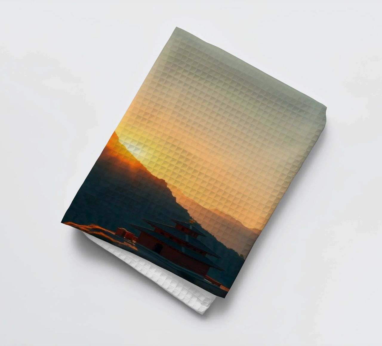 Vue sur les montagnes au coucher du soleil avec une structure traditionnelle torchon de DesignDoodle