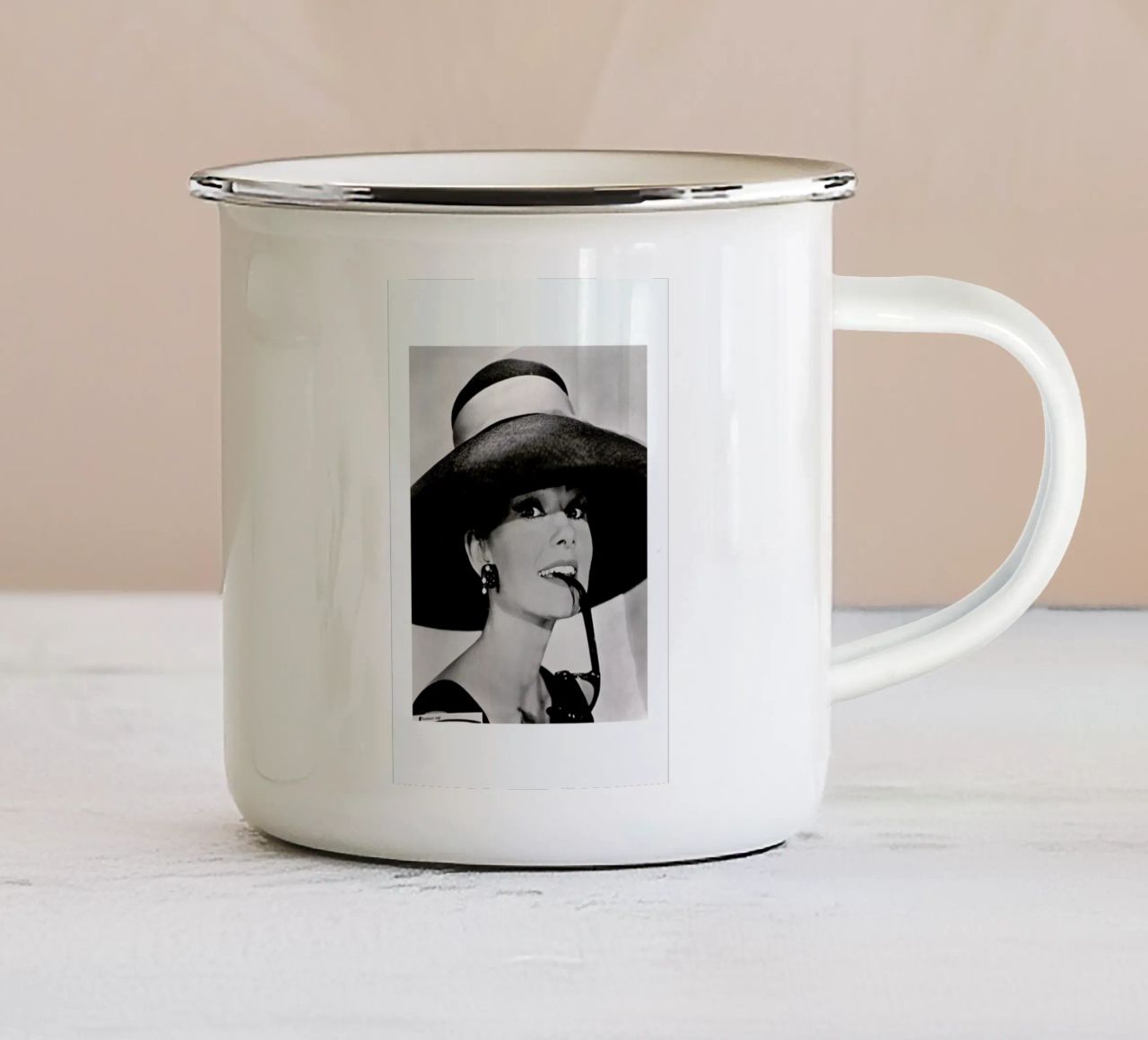 Audrey Hepburn tazza in smalto da Gallery Print and Art Limited
