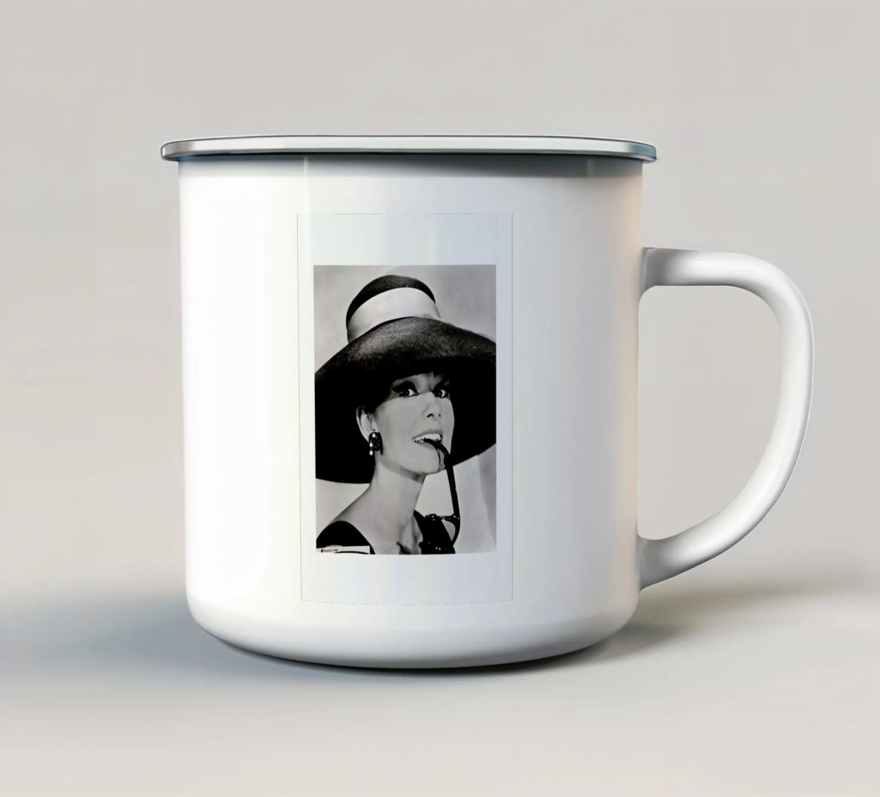 Audrey Hepburn tazza in smalto da Gallery Print and Art Limited