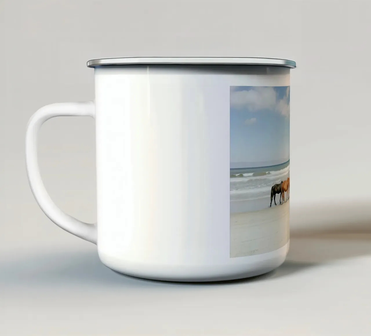 Beach Horses tazza in smalto da Kevin Russ