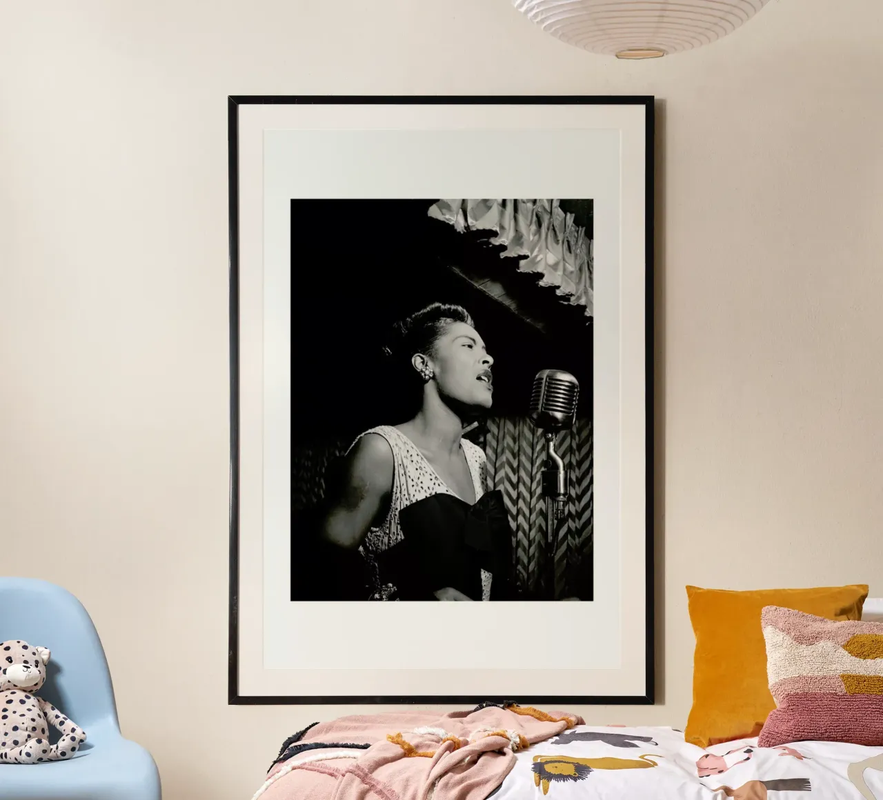 Billie Holiday, New York 1946 poster con telaio in legno da Gallery Print and Art Limited