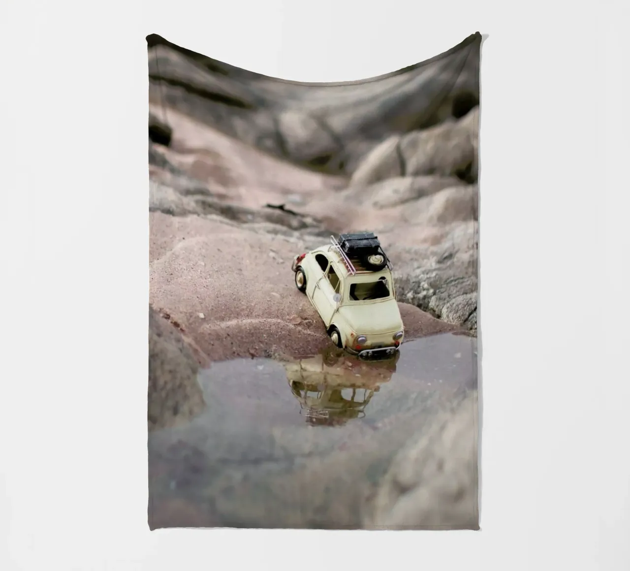 The Little Adventurer II coperta in pile da Ingrid Beddoes