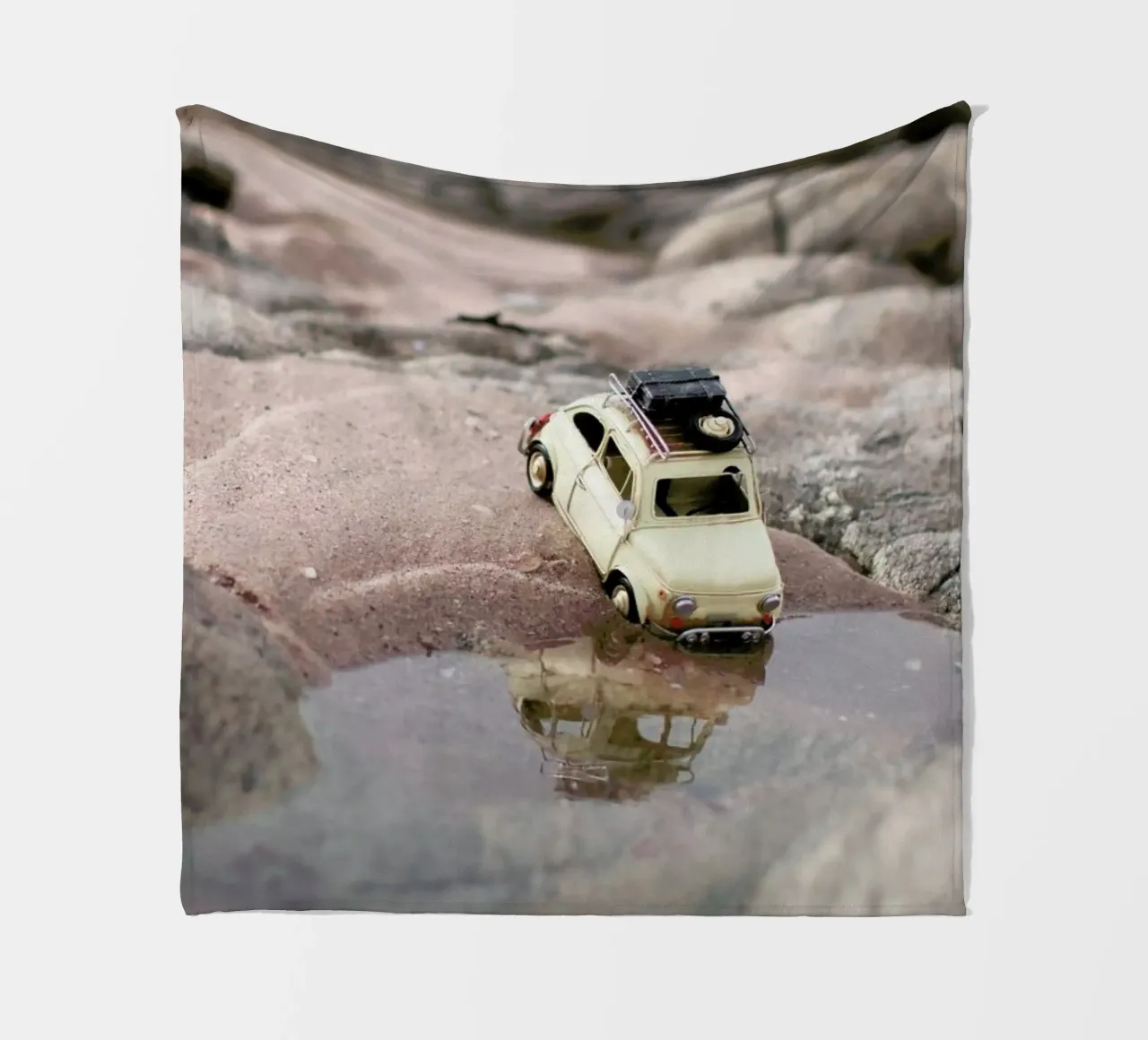 The Little Adventurer II coperta in pile da Ingrid Beddoes