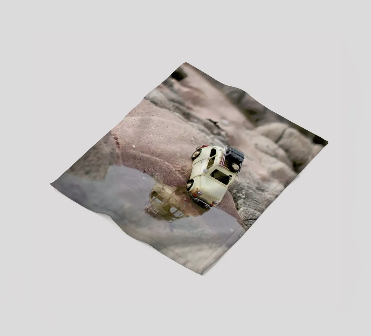 The Little Adventurer II coperta in pile da Ingrid Beddoes
