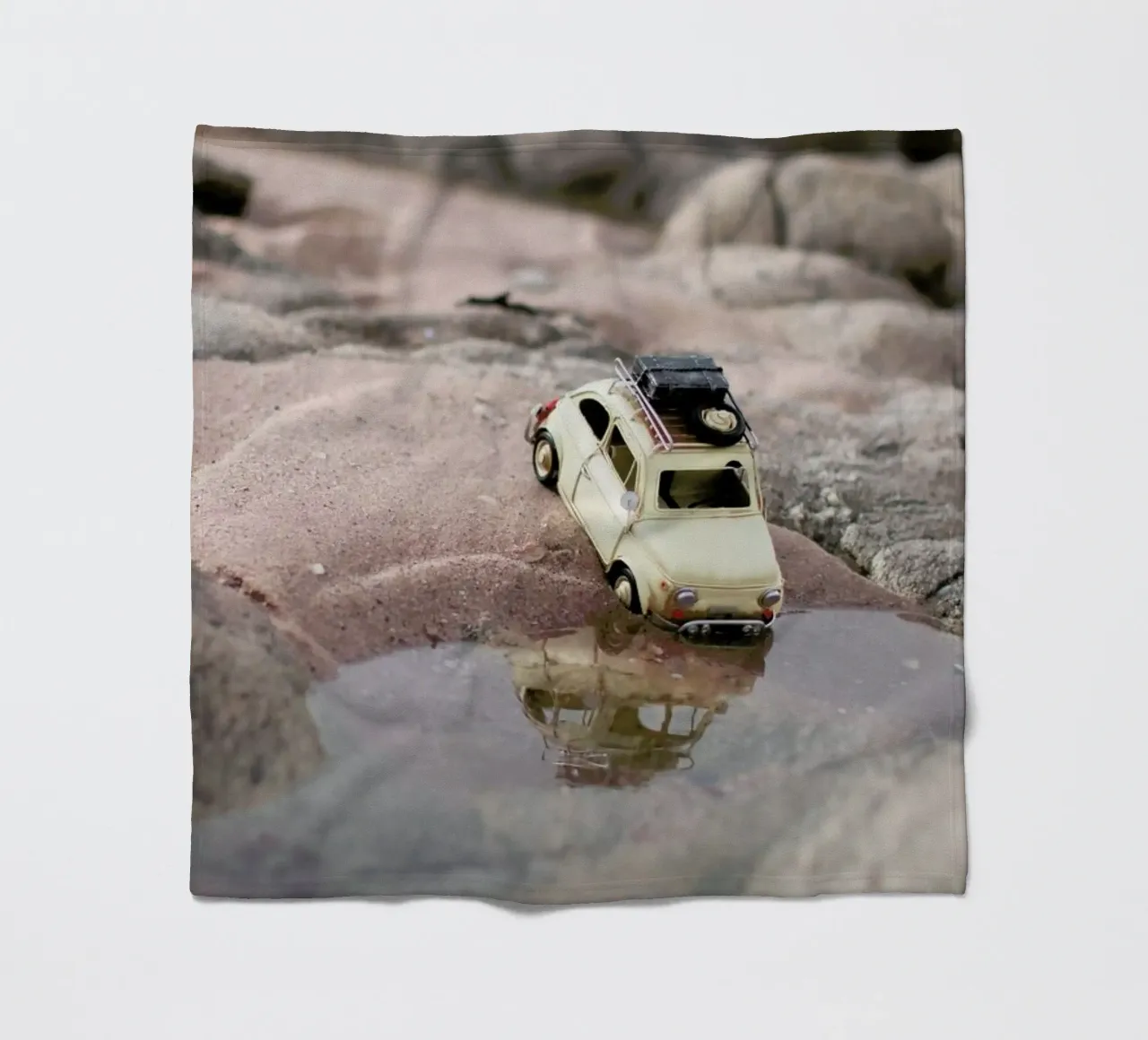 The Little Adventurer II coperta in pile da Ingrid Beddoes