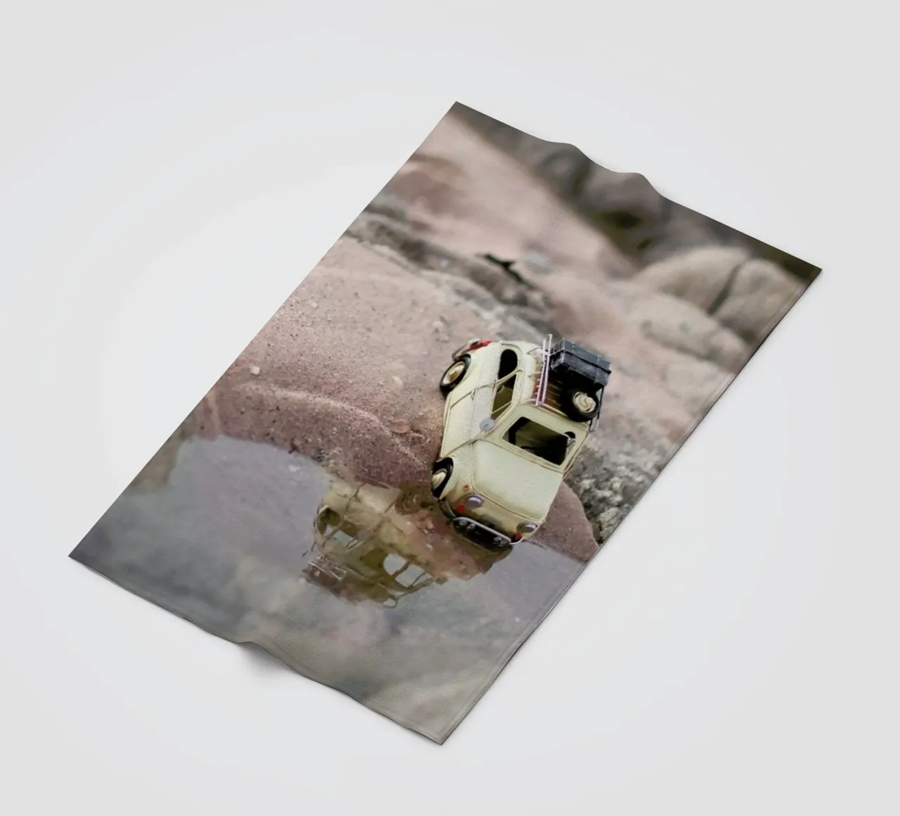 The Little Adventurer II coperta in pile da Ingrid Beddoes