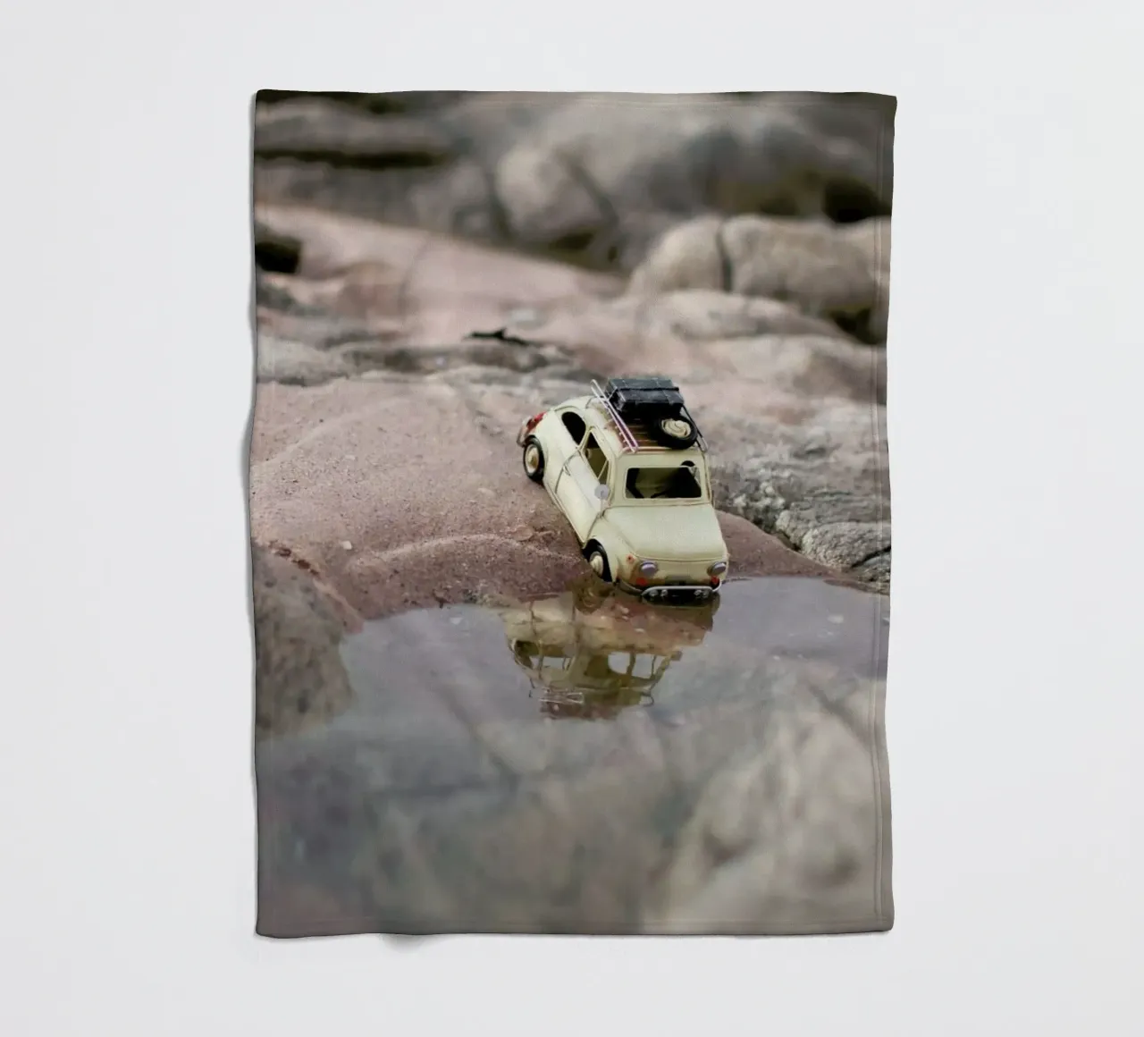 The Little Adventurer II coperta in pile da Ingrid Beddoes