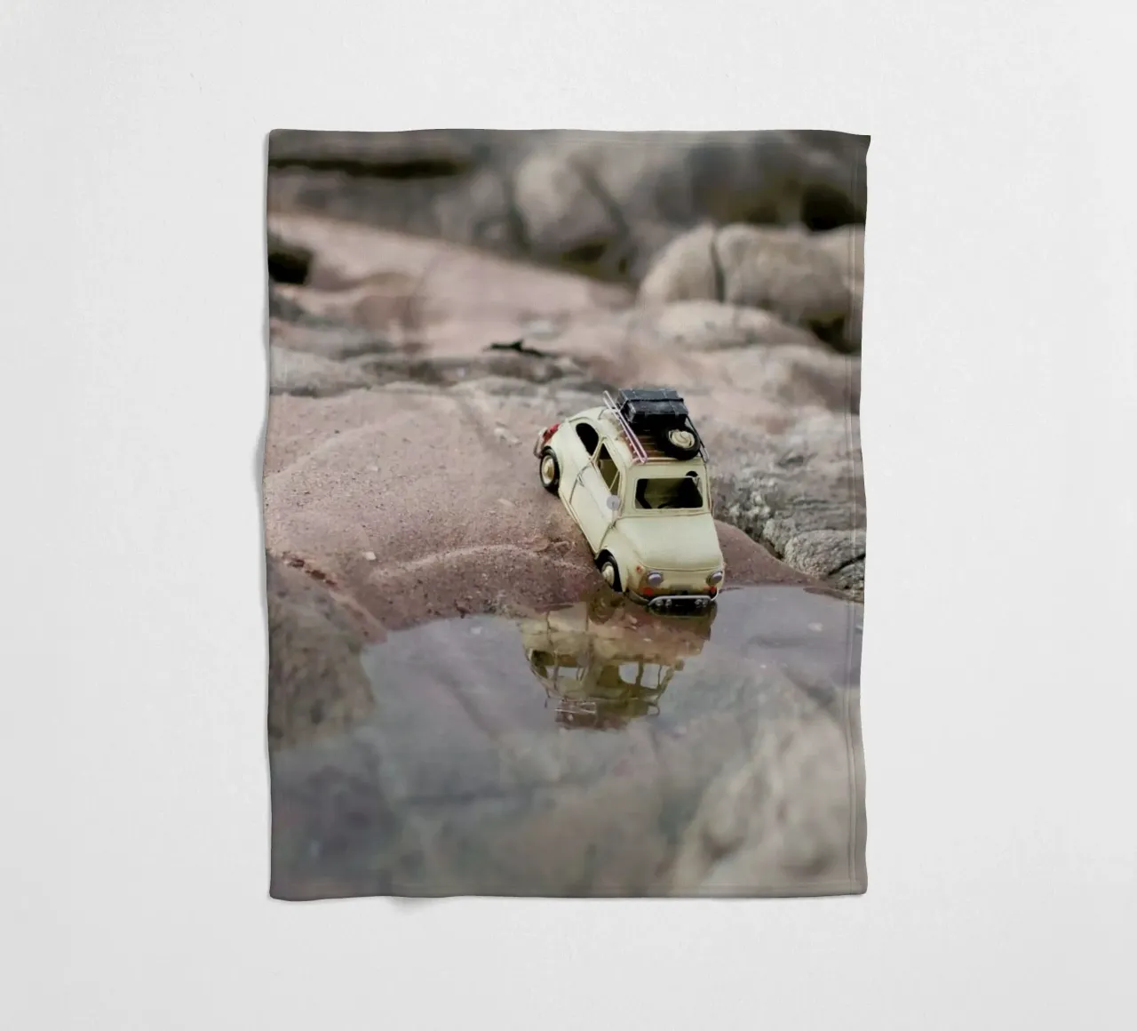 The Little Adventurer II coperta in pile da Ingrid Beddoes