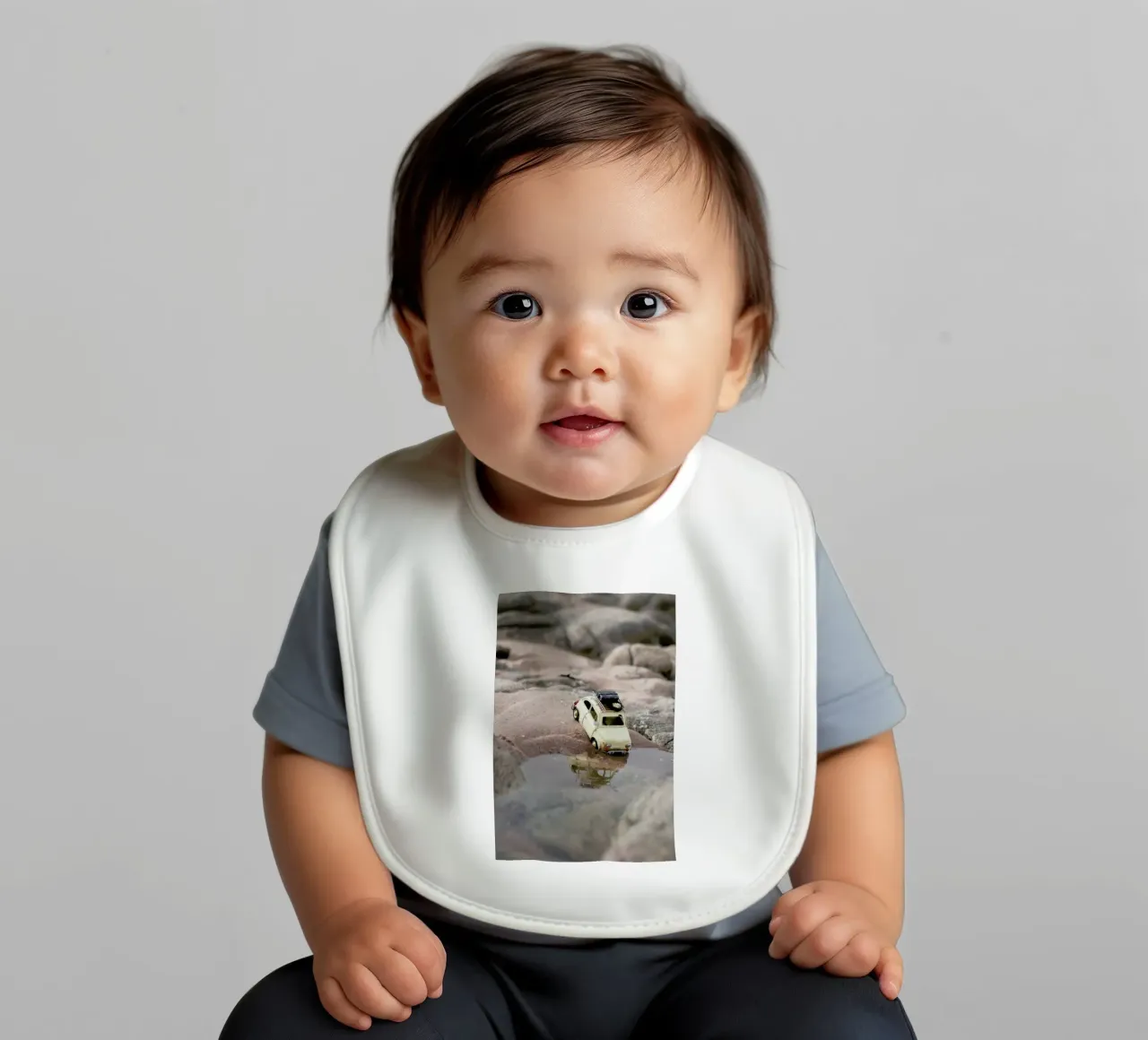 The Little Adventurer II bavaglino da Ingrid Beddoes