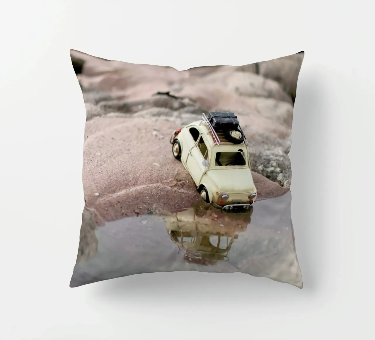 The Little Adventurer II cuscino da Ingrid Beddoes