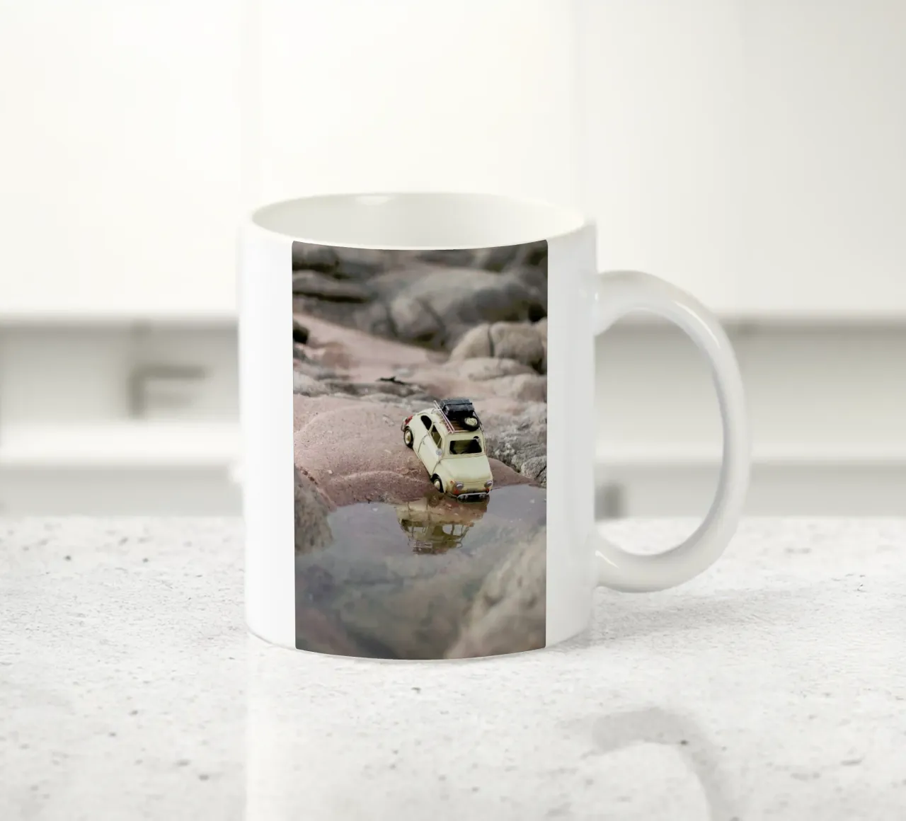 The Little Adventurer II tazza in ceramica da Ingrid Beddoes