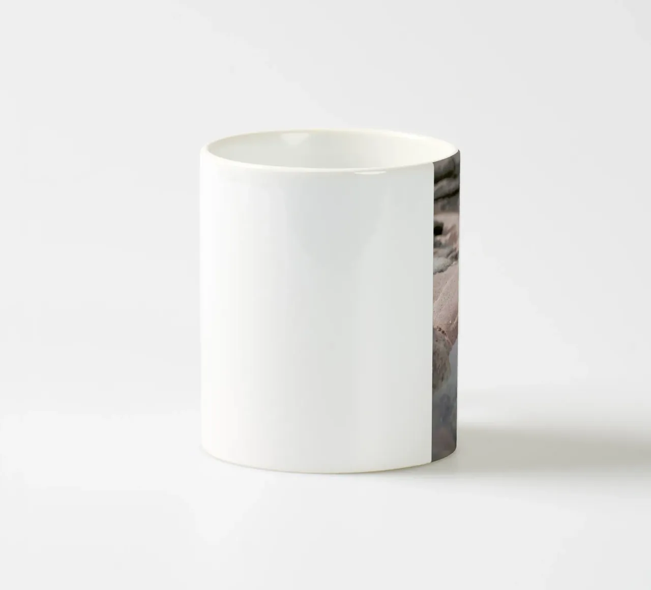 The Little Adventurer II tazza in ceramica da Ingrid Beddoes