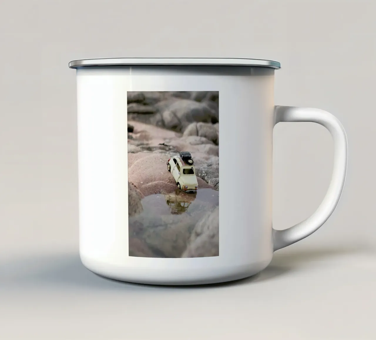 The Little Adventurer II tazza in smalto da Ingrid Beddoes