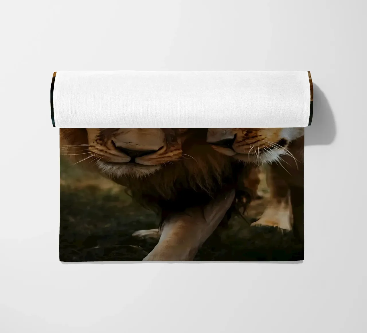 Leeuwen Liefde strandhanddoek van Mikesell