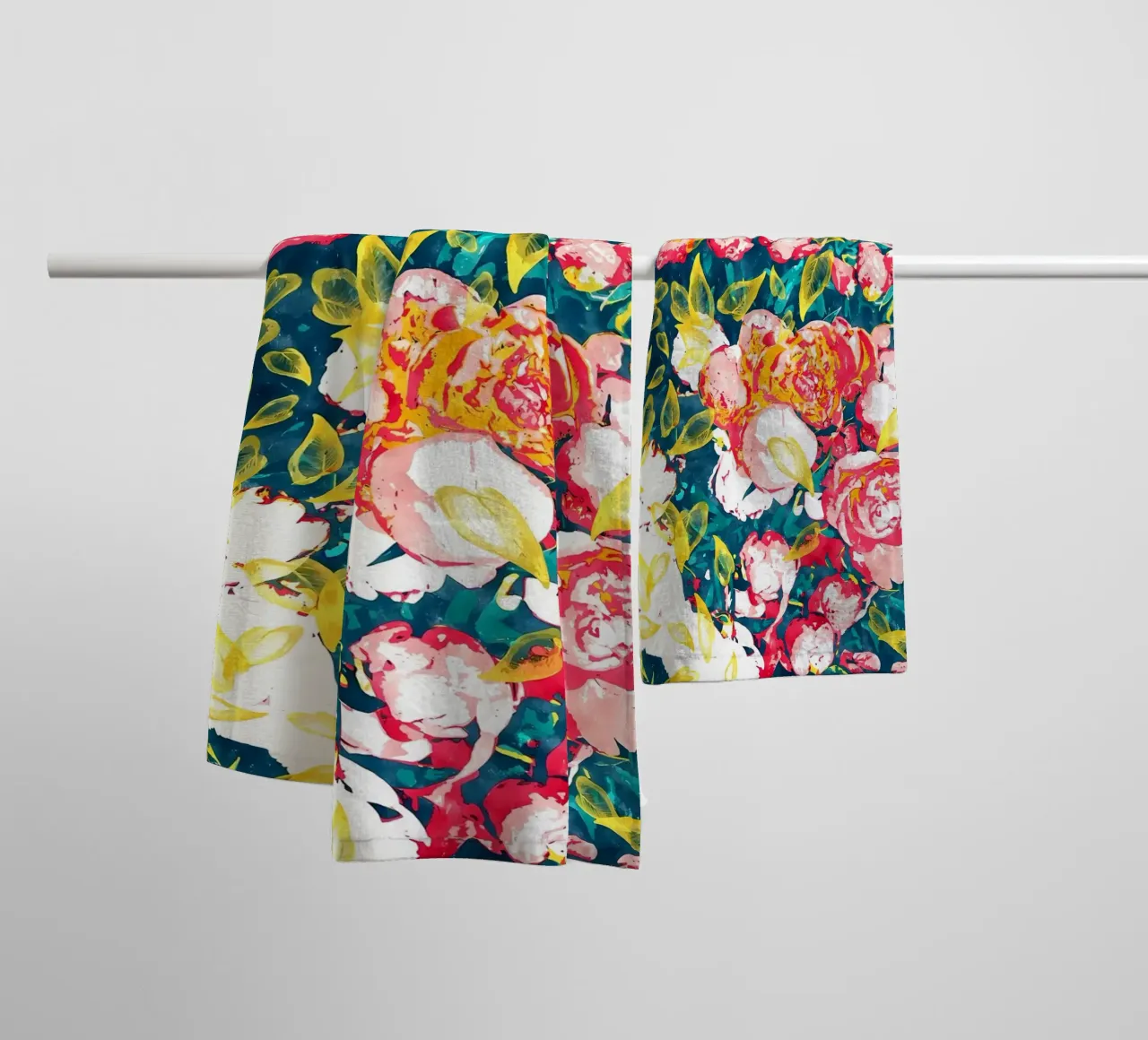 La natura sorride nei fiori asciugamano da bagno da Ginnery