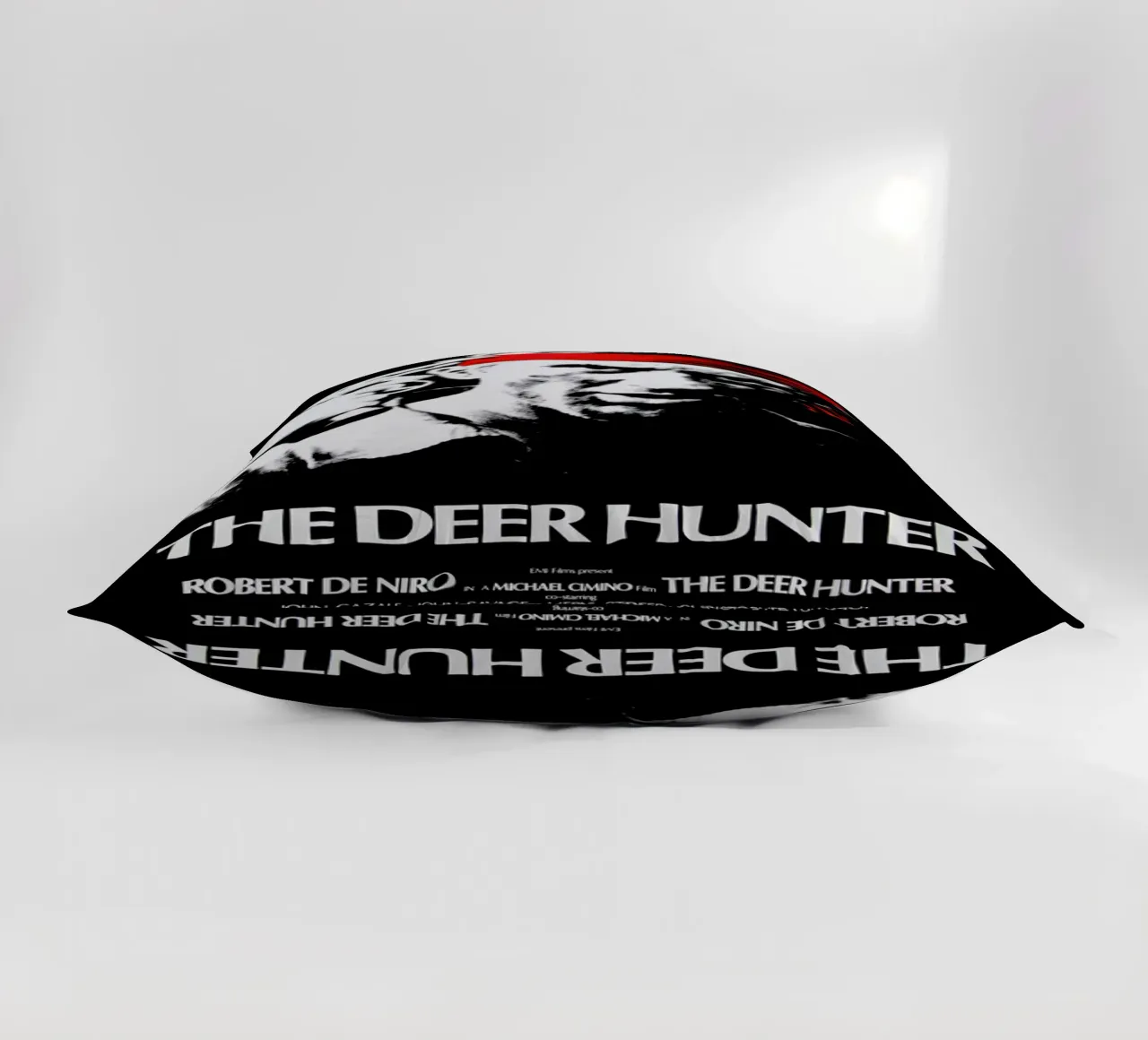 ‘The Deer Hunter’ Retro Movie Poster cuscino da Gallery Print and Art Limited