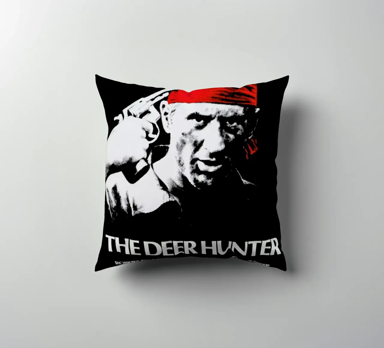 ‘The Deer Hunter’ Retro Movie Poster cuscino da Gallery Print and Art Limited