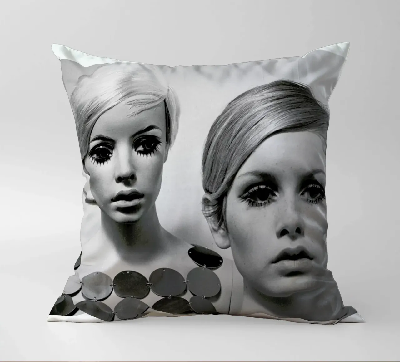 Twiggy and Mannequin, 1966 cuscino da Gallery Print and Art Limited
