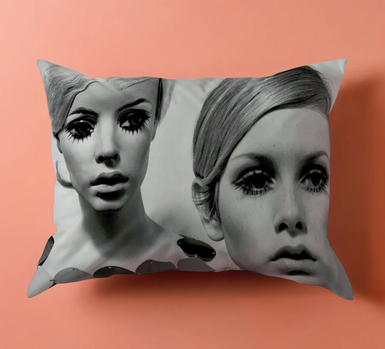 Twiggy and Mannequin, 1966 cuscino da Gallery Print and Art Limited