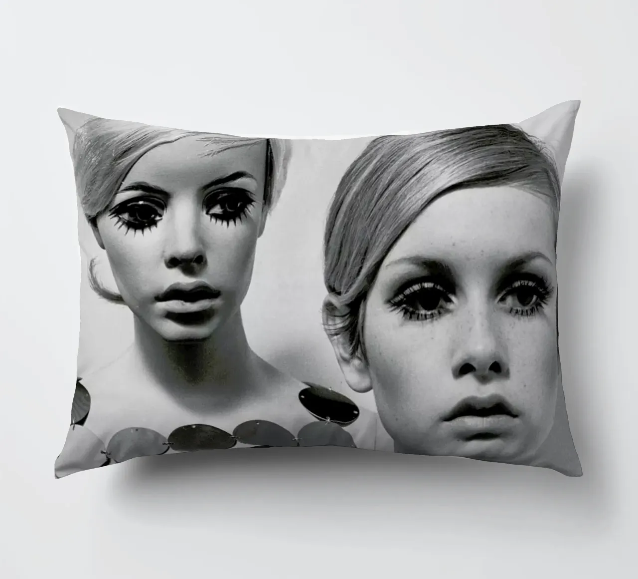 Twiggy and Mannequin, 1966 cuscino da Gallery Print and Art Limited