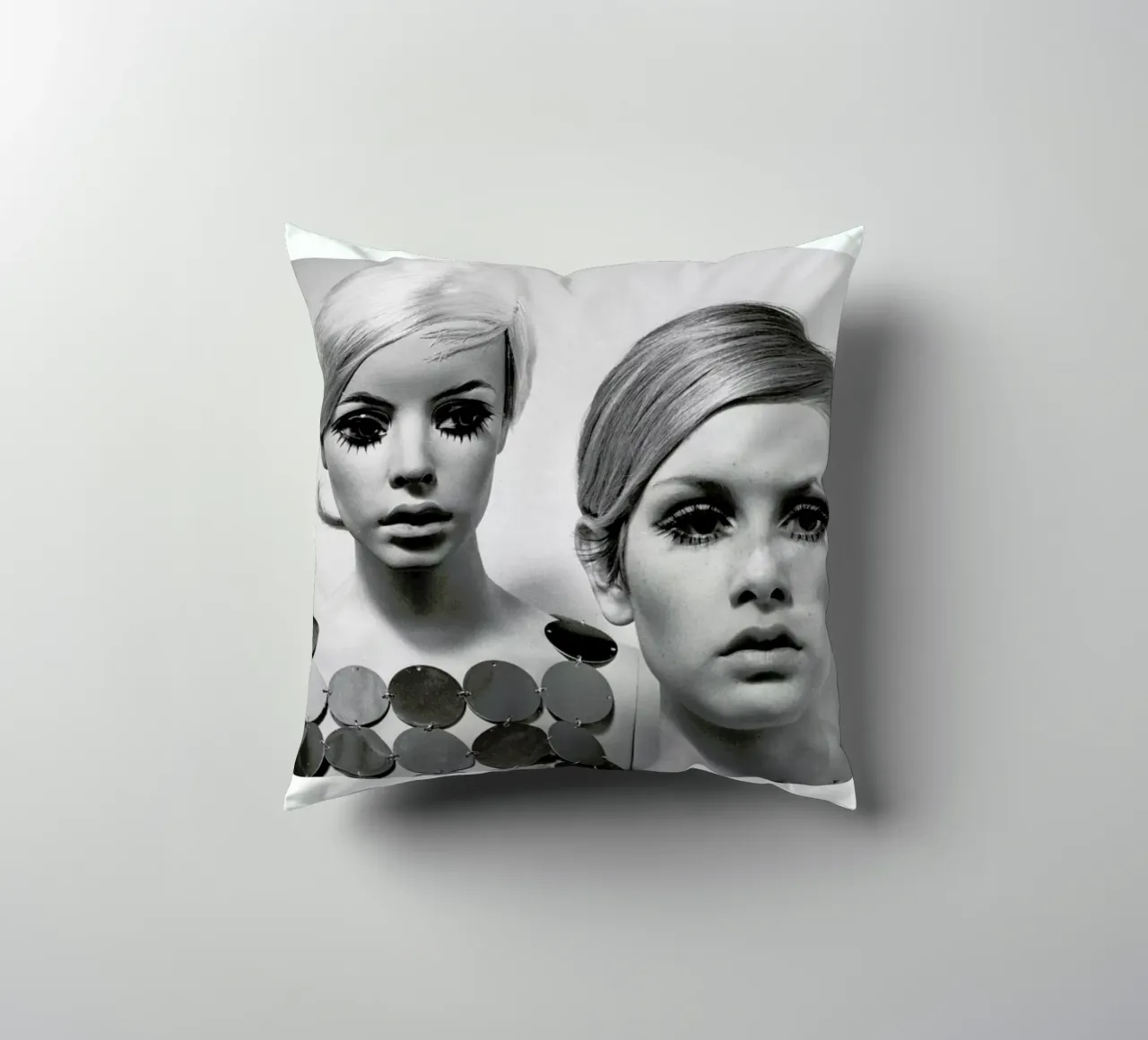 Twiggy and Mannequin, 1966 cuscino da Gallery Print and Art Limited