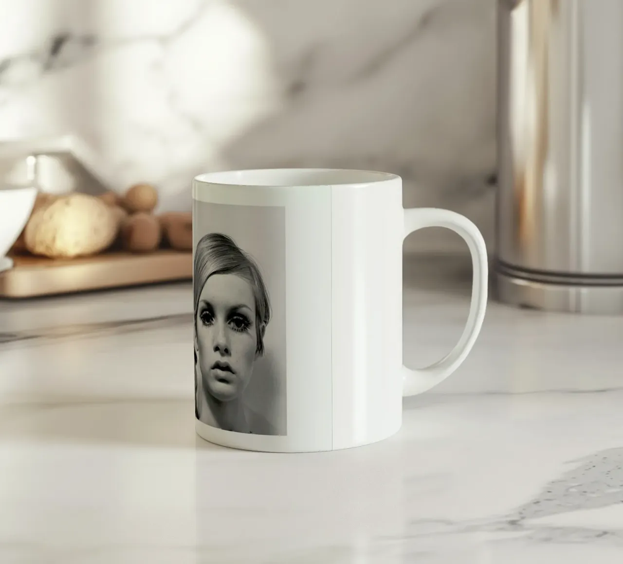 Twiggy and Mannequin, 1966 tazza in ceramica da Gallery Print and Art Limited